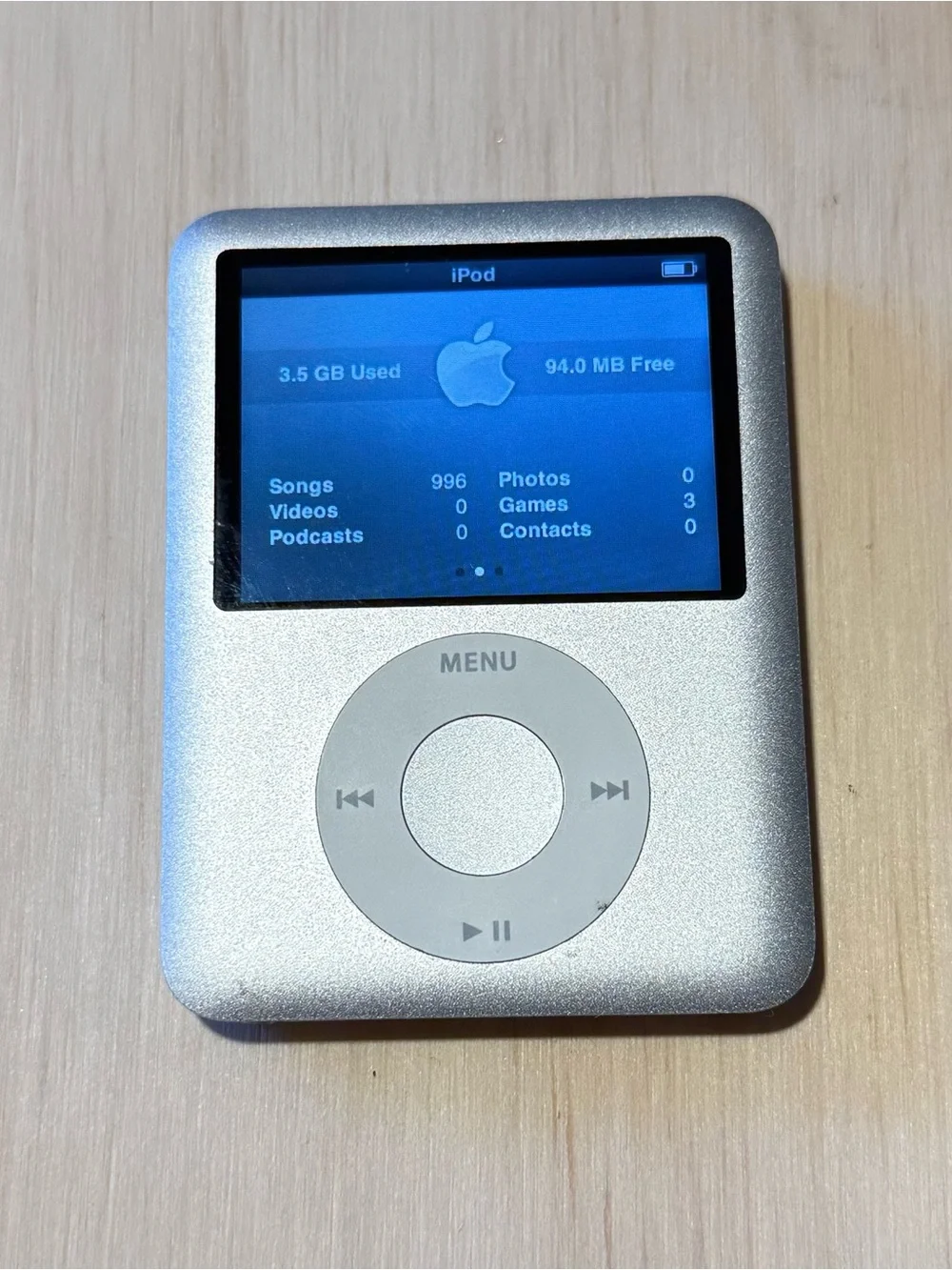 iPod Nano A1236 4GB Silver Tested Ok Battery 1-2Hr w/Charg-996-Songs Read Info!